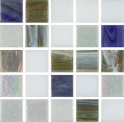 Glasmosaik 2x2cm, mix av vit, blå, grå och oljig med guldinslag