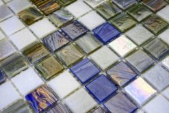 Glasmosaik 2x2cm, mix av vit, blå, grå och oljig med guldinslag