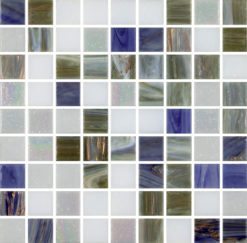 Glasmosaik 2x2cm, mix av vit, blå, grå och oljig med guldinslag