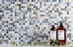 Glasmosaik 2x2cm, mix av vit, blå, grå och oljig med guldinslag