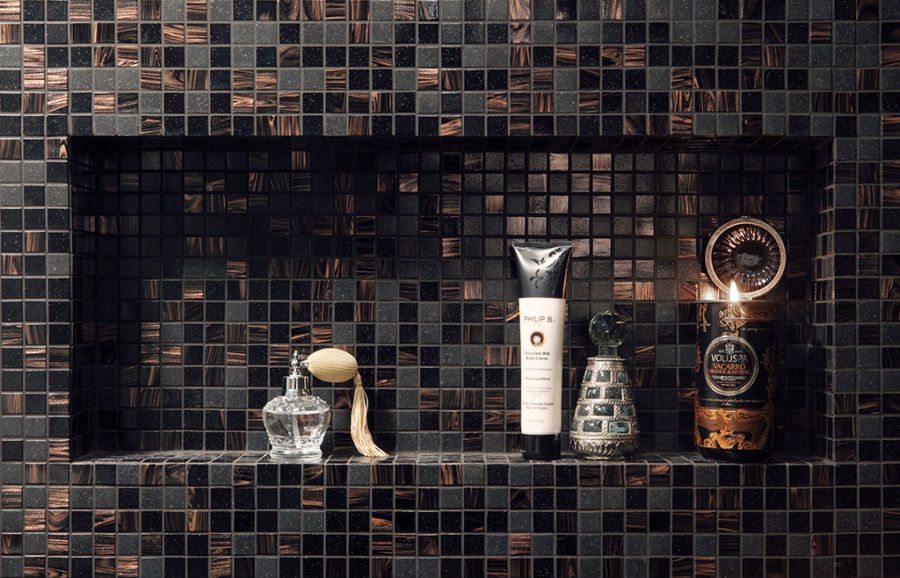 Glasmosaik 2x2cm, mix av svart, brun, grå med guldinslag