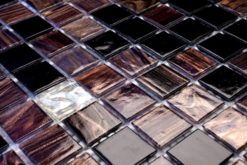 Glasmosaik 2x2cm, mix av svart, lila, brun med guldinslag & vita guldbitar