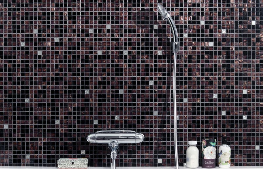 Glasmosaik 2x2cm, mix av svart, lila, brun med guldinslag & vita guldbitar