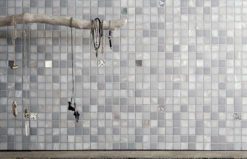 Glasmosaik 2x2cm, Mix av grå + vita guldbitar