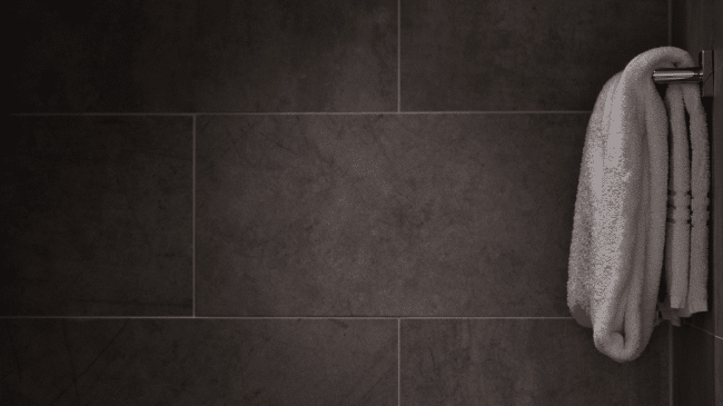 Skapa en harmonisk miljö på spaavdelningen med trendiga stora keramikplattor i neutrala färger